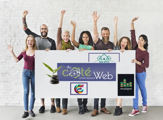 Des personnes tiennent un panneau avec les logo de Du côté Web